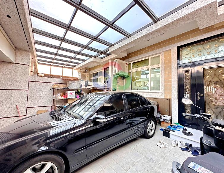 工業三十八路漂亮別墅，屋況優，車庫停車 3